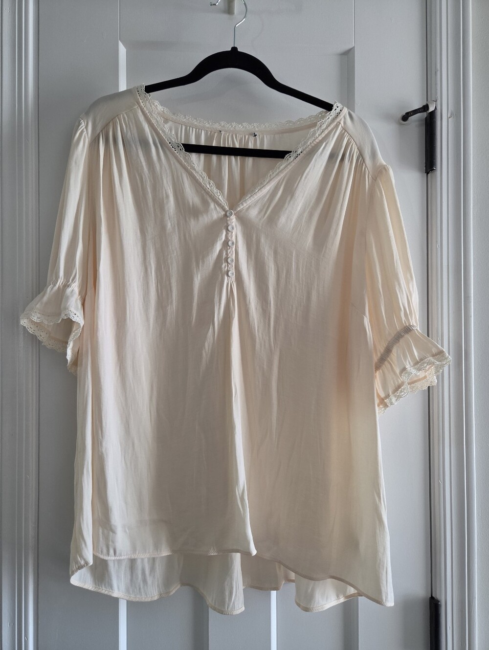 Cupcakes and Cashmere 2x cream color lace detail blouse.
